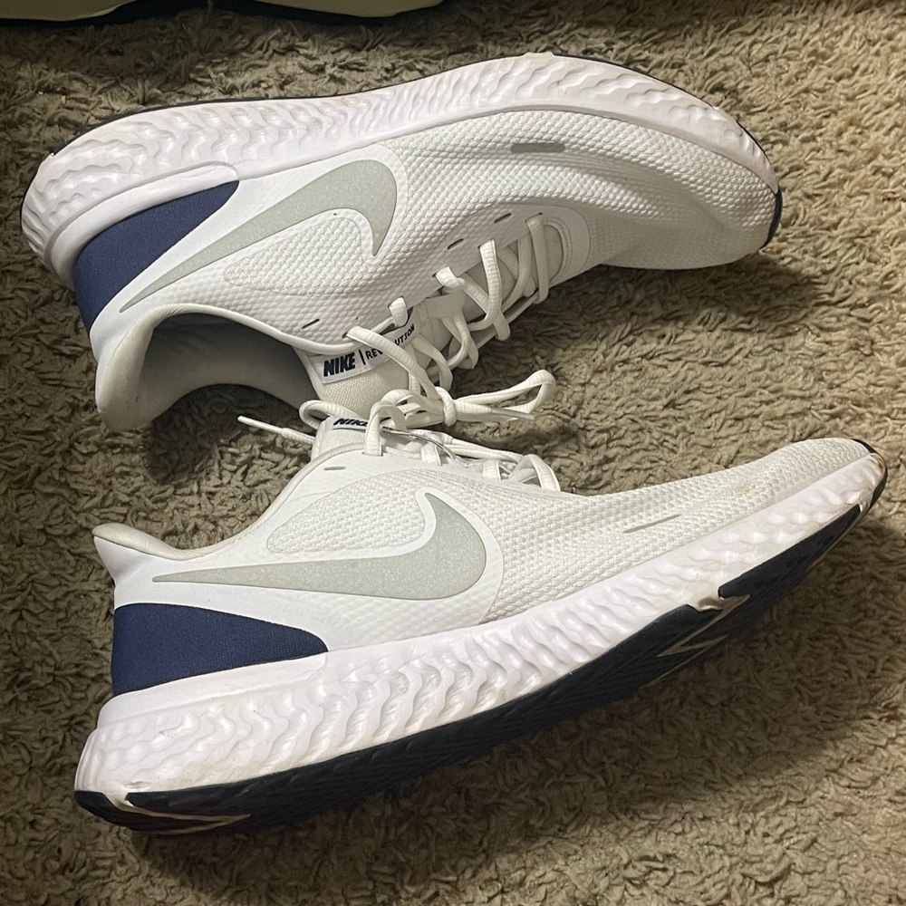 Nike White and Blue Athletic Shoes with Modern Comfort - Picture 3 of 5